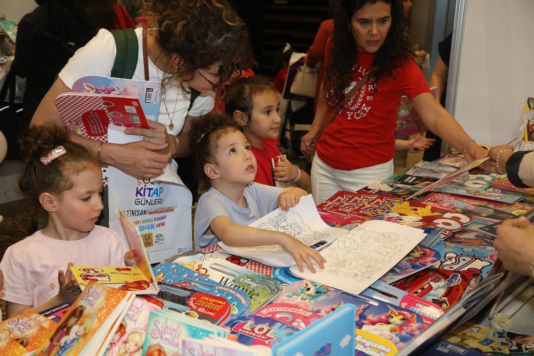 Başkan Altay minik kitap kurtlarıyla bir arada 4